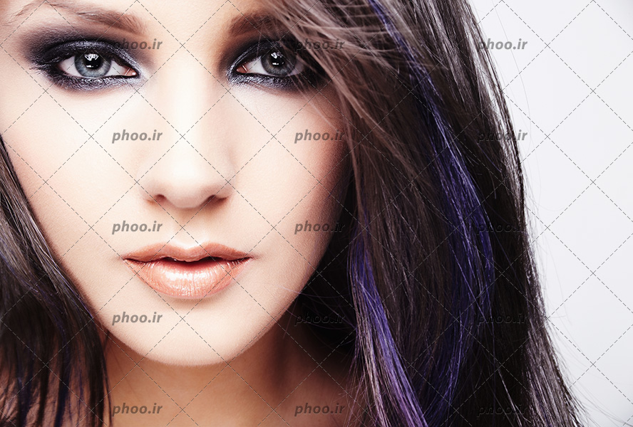 عکس از زن جوان و زیبا با موهای بلند قهوه ای رنگی و آرایش روشن