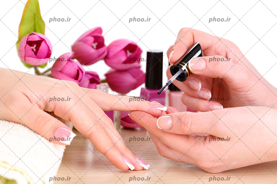 عکس روند مانیکور در سالن زیبایی نزدیک