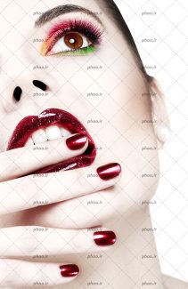 عکس چهره زن زیبا با آرایش و ناخن های قرمز از نزدیک