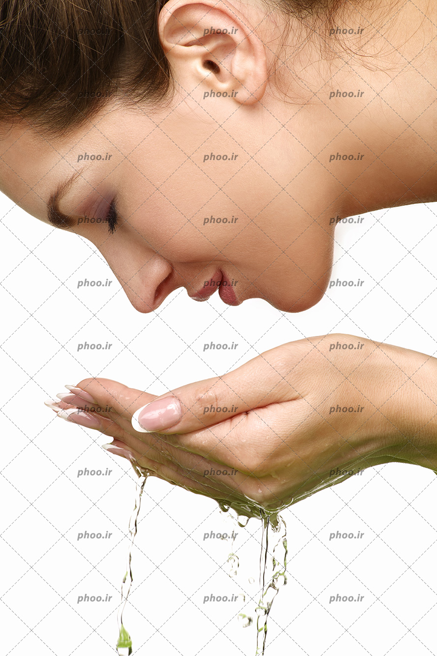 عکس زن زیبا که پوست خود را تمیز با آب در پس زمینه سفید