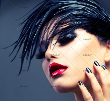 عکس دختر زیبا با آرایش و مدل مو کوتاه و ناخن های مشکی