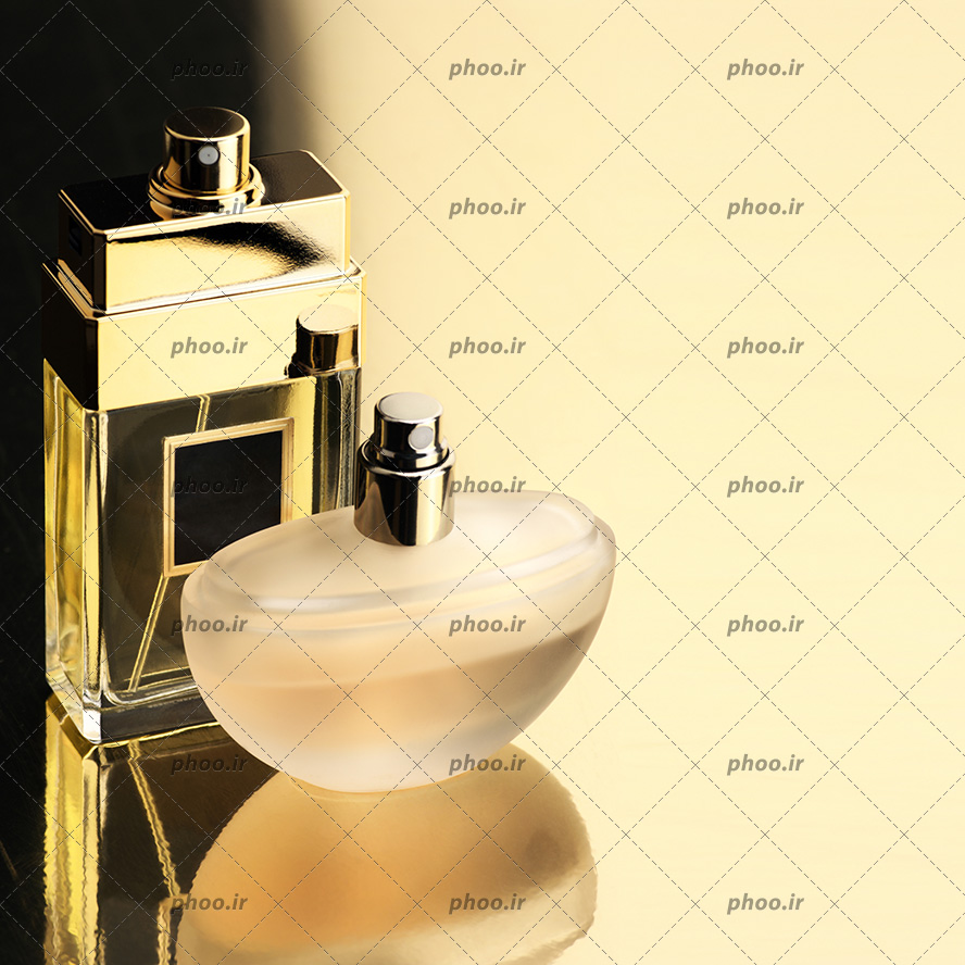 عکس دو بطری شیشه ای عطر در زمینه طلایی با بازتاب