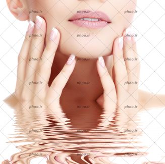 عکس بخشی از صورت زن و دست هایش در آب و پس زمینه سفید