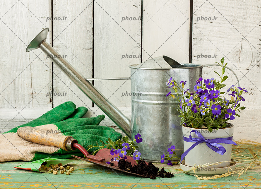 عکس لوازم باغبانی در پس زمینه چوبی