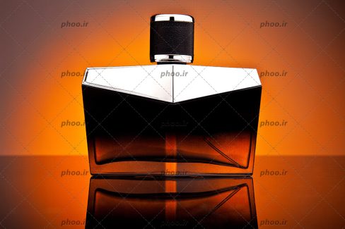 عکس شیشه ادکلن در پس زمینه قهوه ای