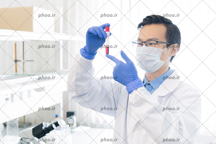 عکس با کیفیت آقای دکتر در آزمایشگاه