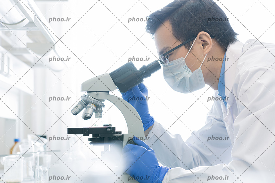 عکس با کیفیت آقای دکتر در حال نگاه کردن به نمونه آزمایش