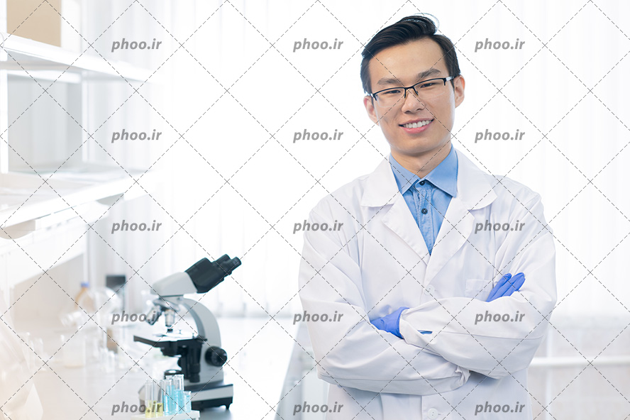 عکس با کیفیت آقای دکتر در آزمایشگاه