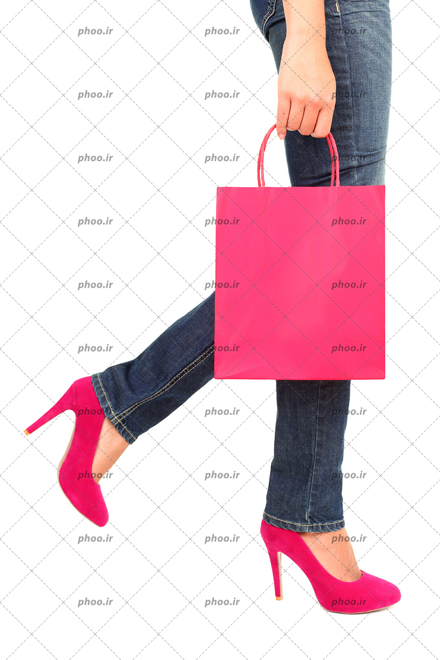 عکس با کیفیت خانم با شلوار جین و کیسه خرید و کفش های صورتی در پس زمینه سفید
