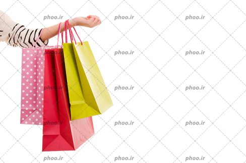 عکس با کیفیت کیسه خرید های رنگی روی دست زن در پس زمینه سفید