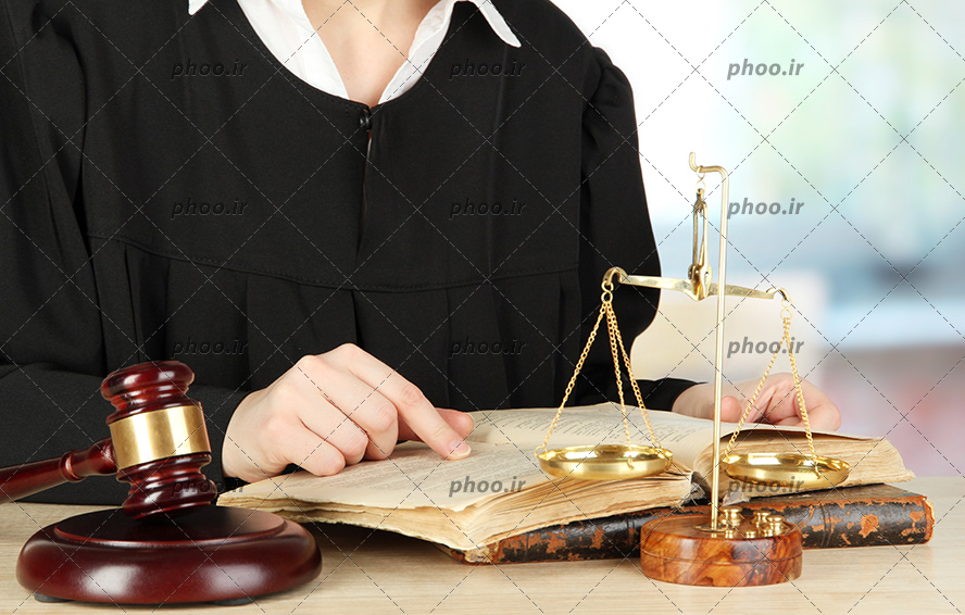 عکس قاضی درحال خواندن کتاب در دادگاه