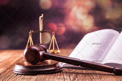 عکس چکش و کتاب قانون در دادگاه