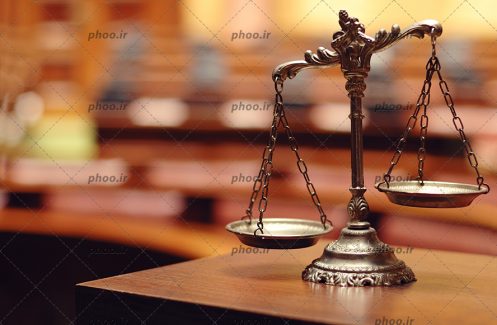 عکس ترازو عدالت در زمینه دادگاه