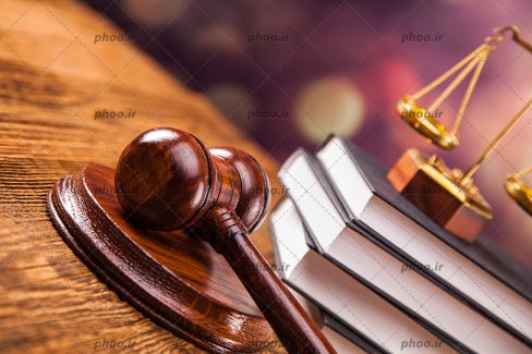 عکس چکش و کتابها در دادگاه و زمینه محو