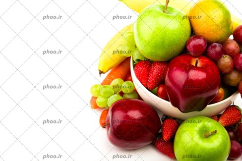 عکس با کیفیت سیب سبز و سیب قرمز و انگور و هویچ و توت فرنگی و موز داخل ظرف سفید