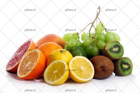 عکس با کیفیت برش کیوی و پرتقال و لیمو شیرین تازه و آبدار در کنار انگور سبز
