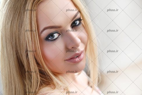 عکس با کیفیت زن با موهای بلوند زیبا و چشمانی جذاب و میکاپ لایت