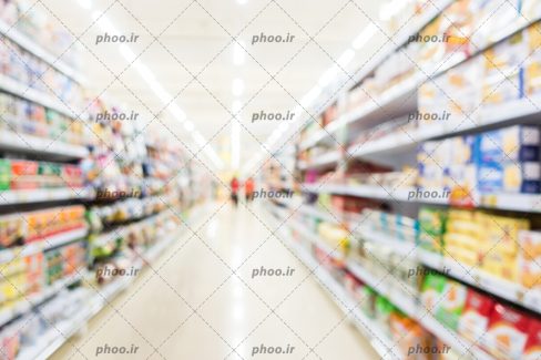 عکس با کیفیت قفسه های خوراکی و مواد غذایی در فروشگاه بزرگ