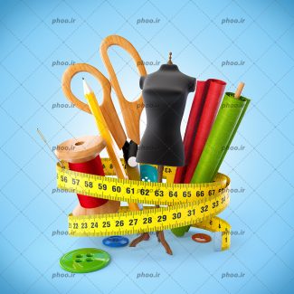 عکس با کیفیت پیچیده شدن متر اندازه گیری به دور مانکن لباس و پارچه ها و قیچی و مداد و نخ و سوزن و چند دکمه رنگارنگ در پس زمینه آبی