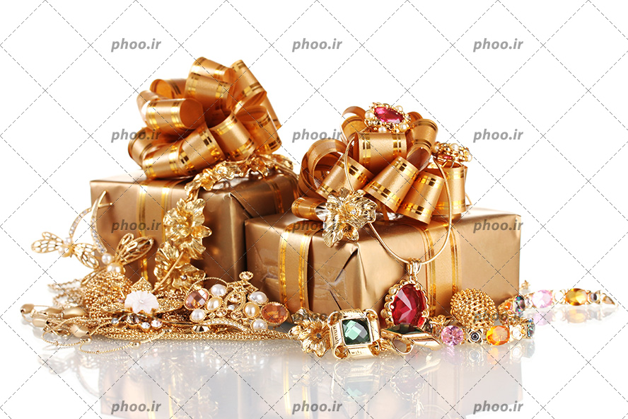 عکس با کیفیت جواهرات در کنار دو جعبه ی کادو به رنگ طلایی با ربان طلایی