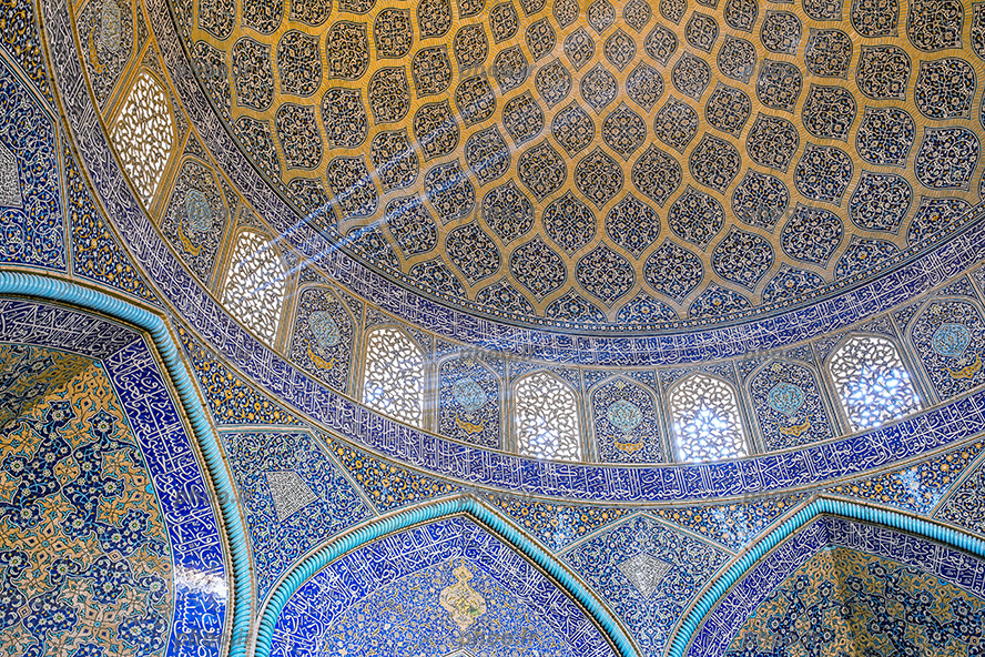 عکس با کیفیت سقف مسجد کاشی کاری شده با طرح های اسلیمی و نقوش هندسی و پنجره های منبت کاری شده