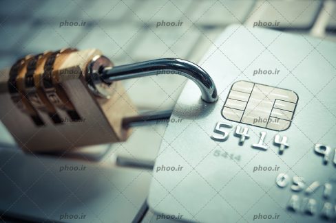 عکس با کیفیت کارت اعتباری به همراه قفل کوچک به معنی رمز کارت و امنیت کارت اعتباری