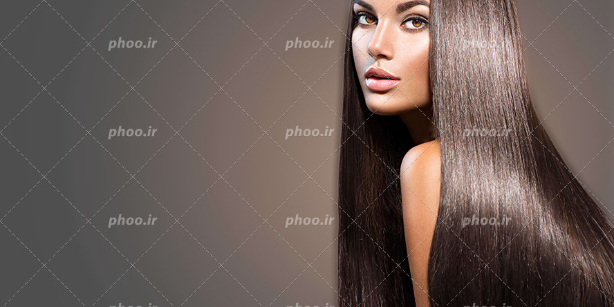 عکس با کیفیت زن با موهای بلند مشکی براق در حالت سه رخ