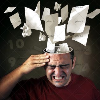 عکس مردی با چهره عصبانی که سر آن نصف شده و قسمت مغز آن دارای برگه های سفید است