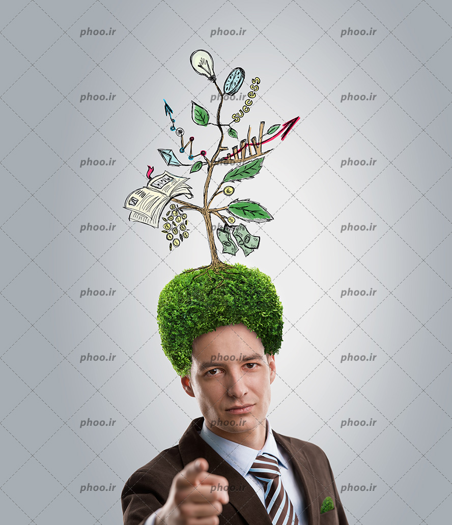 عکس مردی که روی موهای آن سبزه ای روییده است و از آن درختی رشد کرده است و مرد نیز در حال اشاره به بیننده است.