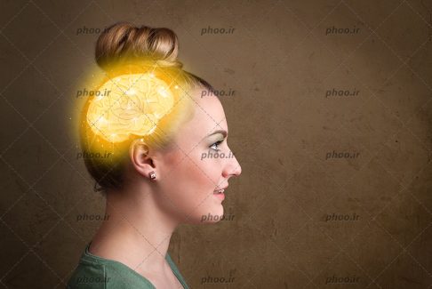 عکس خانمی با موی قهوه ای در حال تفکر که که مغز درون سرش نورانی شده است با زمینه مشکی
