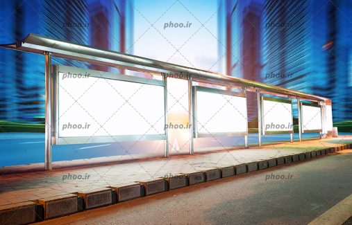 عکس تابلو های تبلیغاتی در کنار خیابان شهر در پس زمینه هاله نور