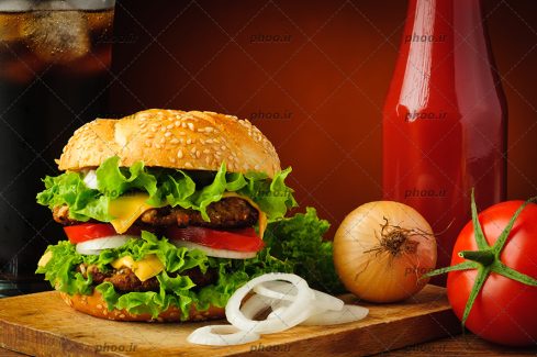 عکس ساندویچ همبرگر و مخلفات همراه آن