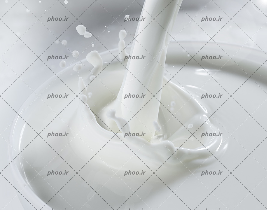 عکس شیر ریختن داخل ظرف از نمای نزدیک