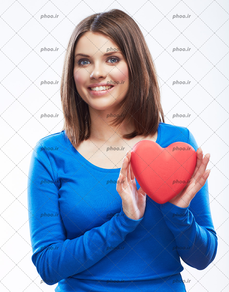 عکس با کیفیت یک خانم زیبا با یک قلب در دست