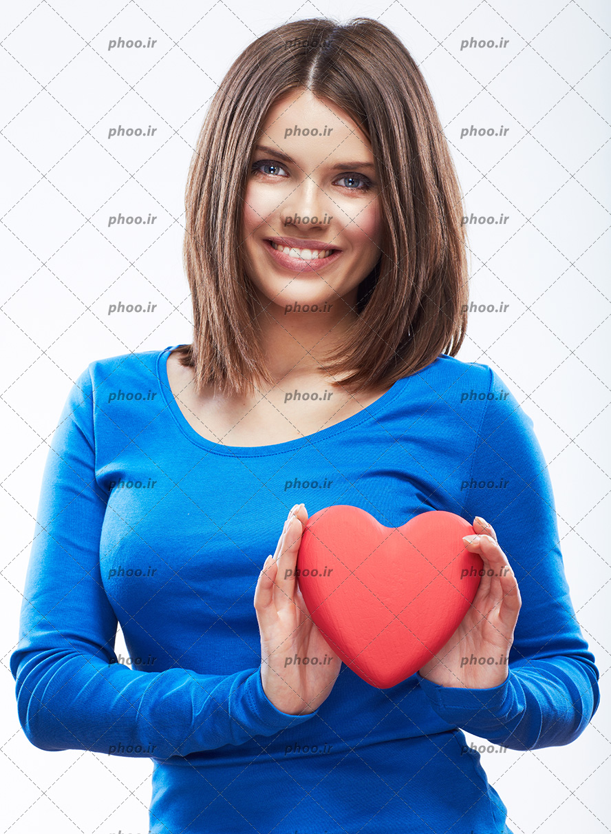 عکس با کیفیت یک خانم زیبا با یک قلب در دست