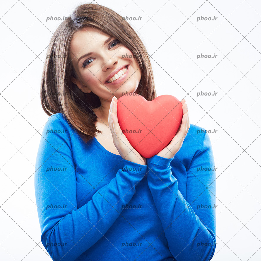 عکس با کیفیت خانم خوشحال با یک قلب در دست