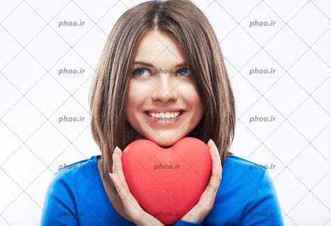 عکس با کیفیت خانم زیبا با یک قلب در دست