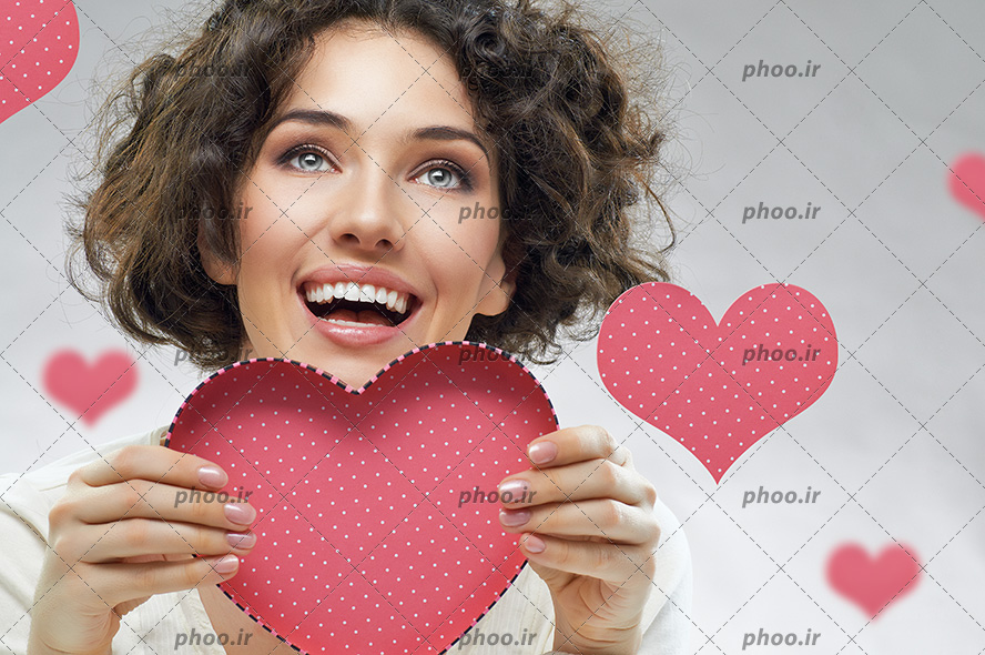 عکس با کیفیت خانم زیبا با یک قلب در دست