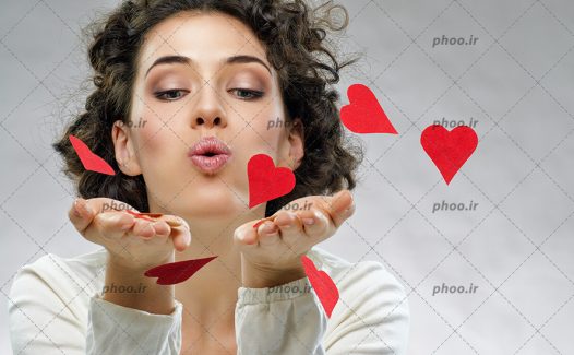 عکس با کیفیت خانم زیبا با قلب های قرمز در دست