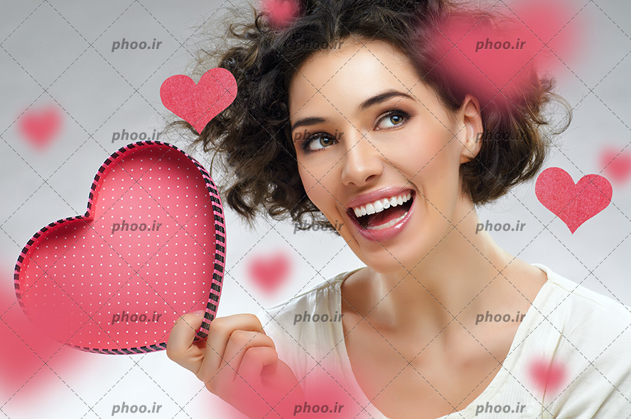 عکس با کیفیت خانم زیبا با یک قلب در دست