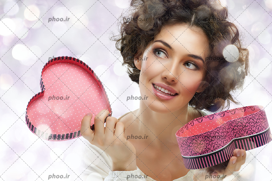 عکس با کیفیت خانم زیبا با یک جعبه شکل قلب در دست
