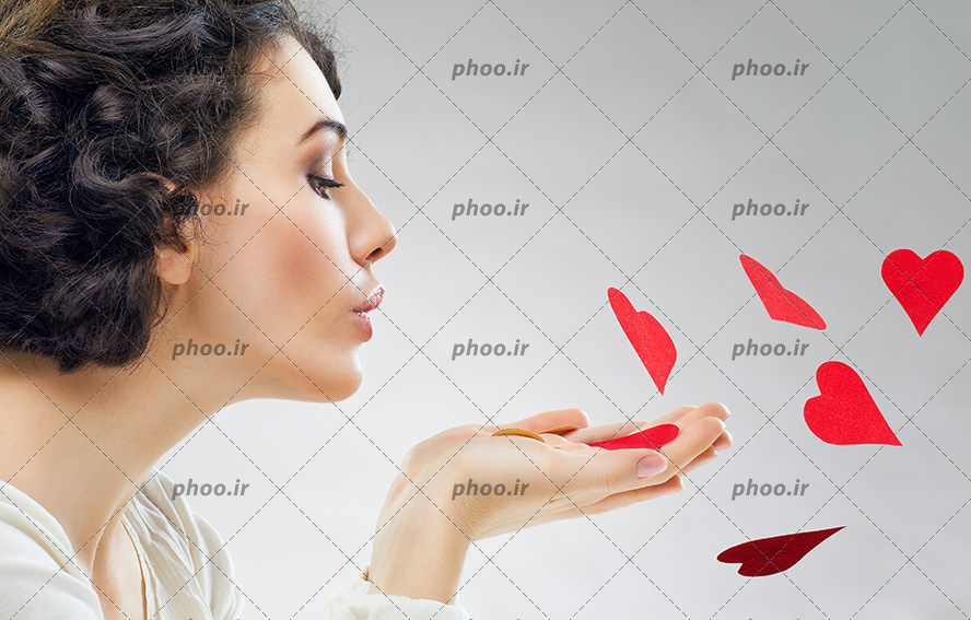 عکس با کیفیت خانم زیبا با قلب های قرمز در دست