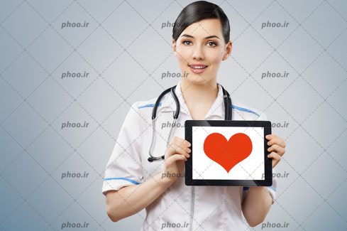 عکس با کیفیت خانم دکتر با یک قاب در دست