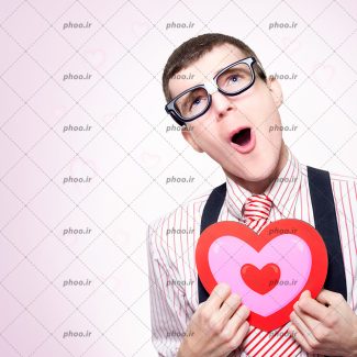 عکس با کیفیت آقا با قلبی در دست