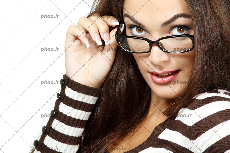 عکس خانم با مو های قهوه ای و آرایش و عینک با قاب مشکی