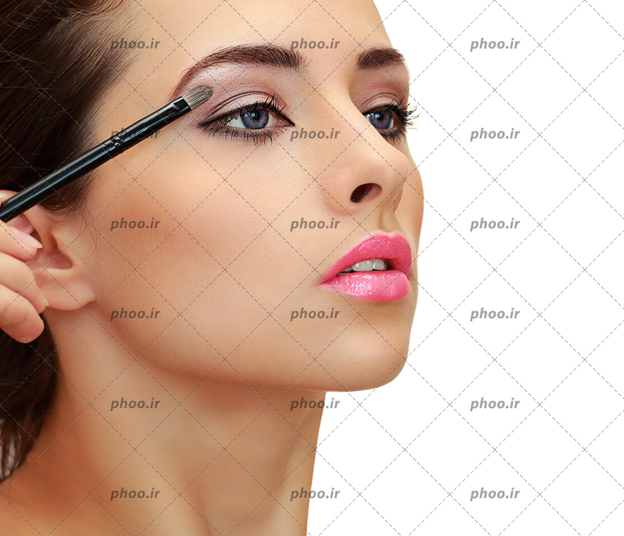 عکس خانم با چشم های طوسی در حال آرایش کردن صورت