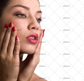 عکس دختر با آرایش صورت و ناخن های قرمز