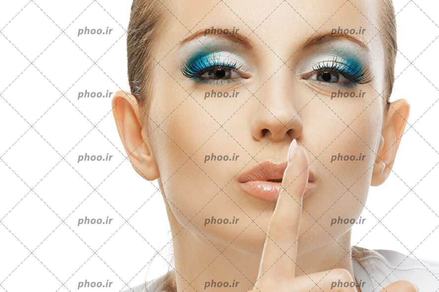 عکس زن با موهای تیره و آرایش صورت زیبا و انگشت اشاره بر روی لب دارد