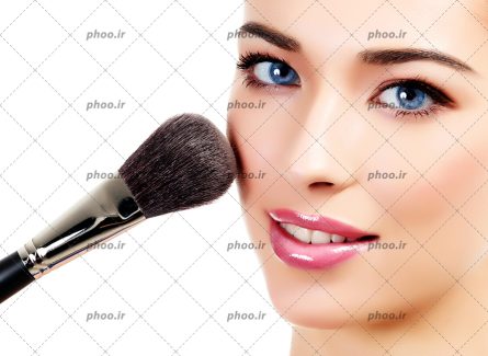 عکس دختر زیبا با آرایش صورت در حال رژ گونه زدن با براش آرایشی