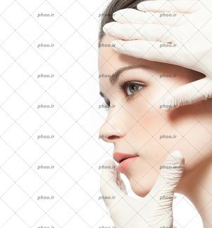 عکس با کیفیت دستان پزشک بر روی صورت زن جهت معاینه پوست